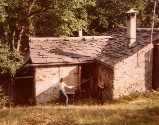 1986 in Valsassina mentre dipinge le montagne
